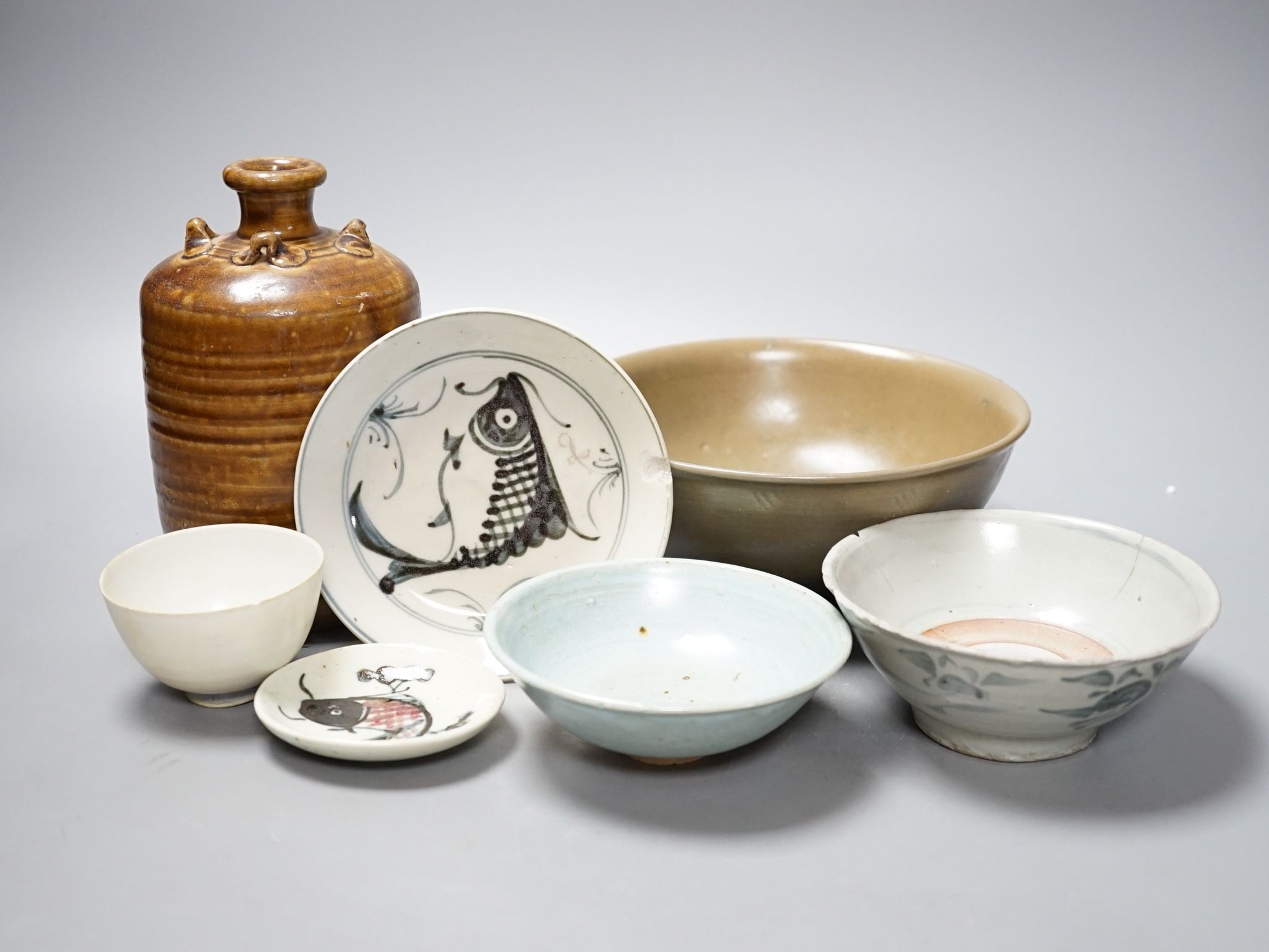 A group of Chinese Ming ceramics, bowls, dishes and a jar (7) 18cm